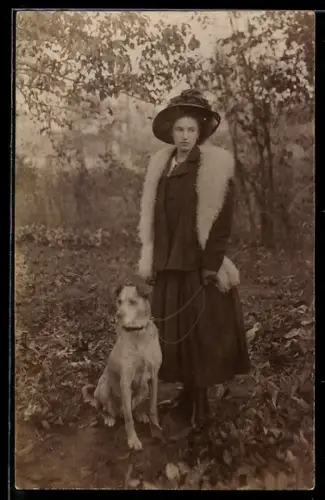 Foto-AK Junge Dame mit angeleintem Hund im Grünen