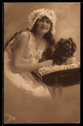 AK Junge Dame im Nachthemd mit Pekinese auf einem Kissen