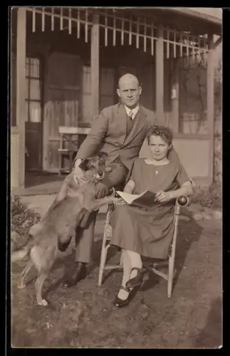 Foto-AK Paar im Garten mit Hund auf den Hinterpfoten
