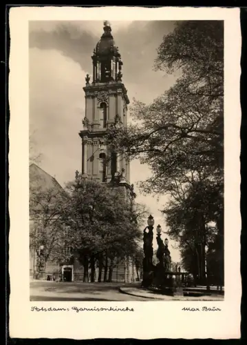 Foto-AK Max Baur: Potsdam, Totalansicht der Garnisonskirche mit Laternen und Bäumen