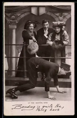 AK Gruppe lacht über einen Mann der auf Rollschuhen hinfällt