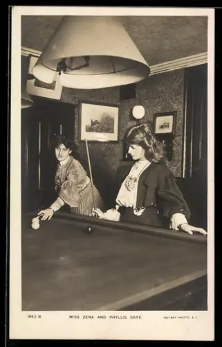 AK Miss Zena and Phyllia Dare spielen Billard