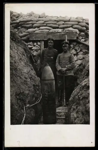 Foto-AK Zwei Soldaten mit Munition im Schützengraben, Eisernes Kreuz