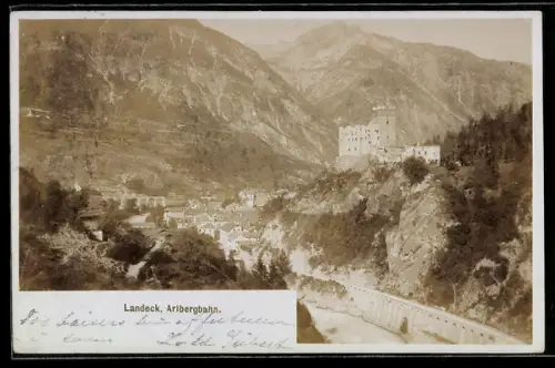 Foto-AK Fritz Gratl: Landeck, Ortsansicht mit Burg aus der Vogelschau