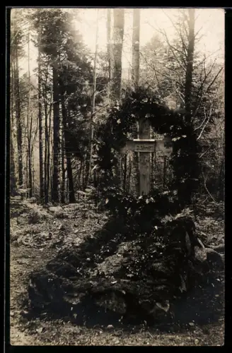 Foto-AK Kriegsgrab mit Kranz im Wald