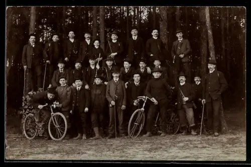 AK Berlin, Wanderer mit Fahrrädern