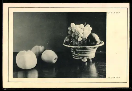 Foto-AK Adalbert Defner: Stillleben, Schale mit Weintrauben neben Äpfeln
