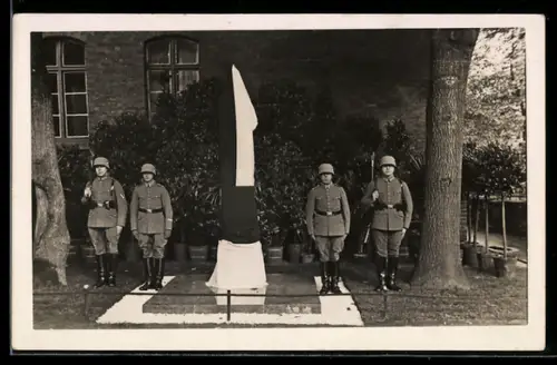AK Münster i. W., Soldaten der Infanterie in Uniform mit Fahne