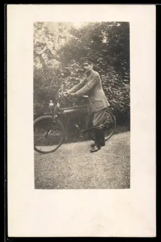 AK Soldat in Uniform mit seinem Dienstrad