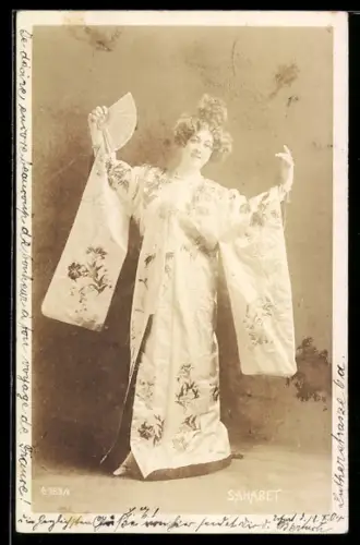 AK Tänzerin Saharet mit Kimono und Fächer in der Hand