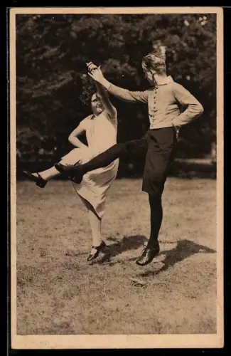 AK Paar beim Märkischen Volkstanz auf der Wiese