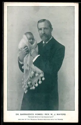 AK Dr. Barnardo`s Homes, Rev. W. J. Mayers, Rev. W. J. Mayers mit einem Baby im Arm