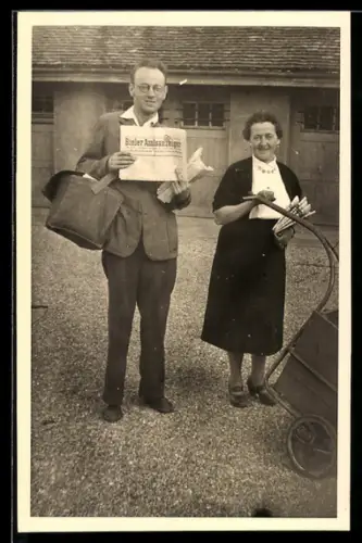 Foto-AK Paar beim Austragen des Bieler Amtsanzeigers, Zeitung