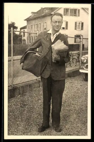 Foto-AK Mann beim Austragen des Bieler Amtsanzeigers, Zeitung