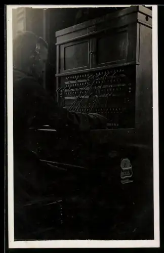 Foto-AK Telefonist bei der Arbeit