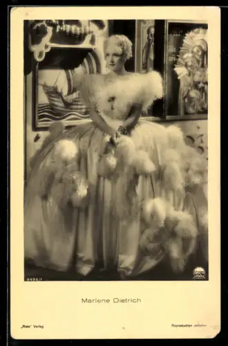 AK Schauspielerin Marlene Dietrich im Kleid