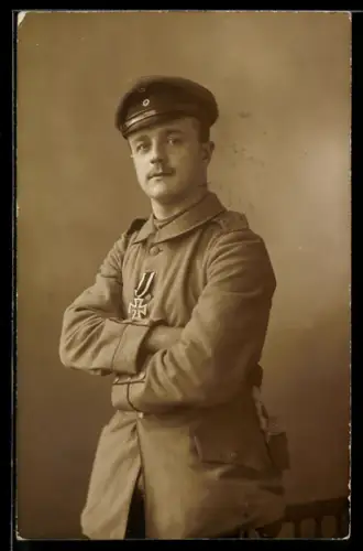 Foto-AK Soldat in Uniform mit verschränkten Armen und Eisernem Kreuz