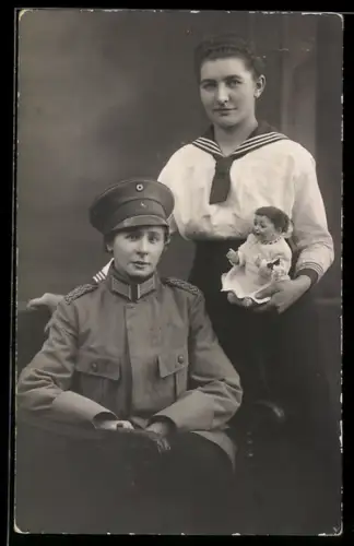 Foto-AK Frau in Soldatenuniform neben einer Frau in Marineuniform