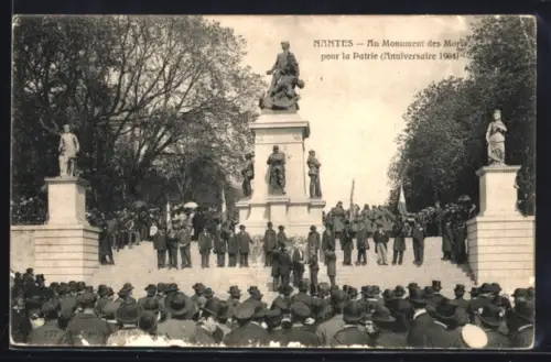 AK Nantes, Au Monument des Morts pour la Patrie, Anniversaire 1904