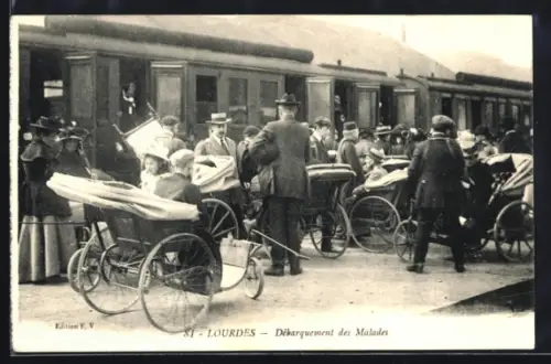 AK Lourdes, Débarquement des Malades