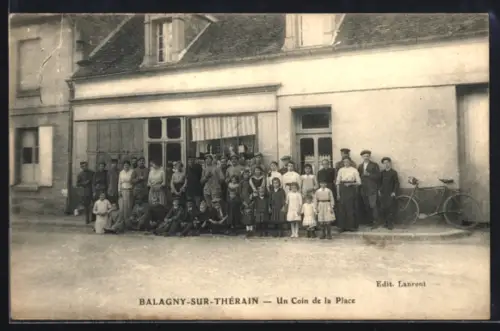 AK Balagny-sur-Thérain, Un Coin de la Place