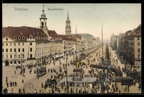 AK Dresden, belebte Hauptstrasse mit Strassenbahnen