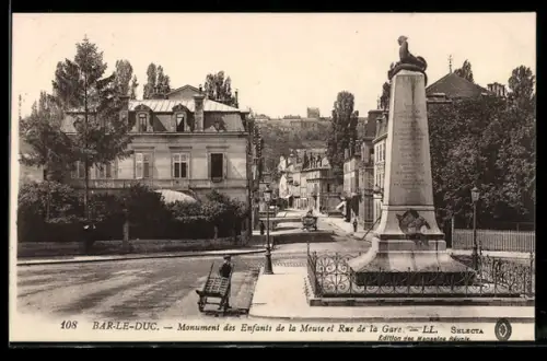 AK Bar-le-Duc, Monument des Enfants de la Meuse et rue de la Gare