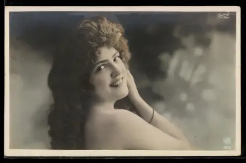 Foto-AK Atelier Reutlinger, Paris: bildschöne Frau mit charmantem Lächeln