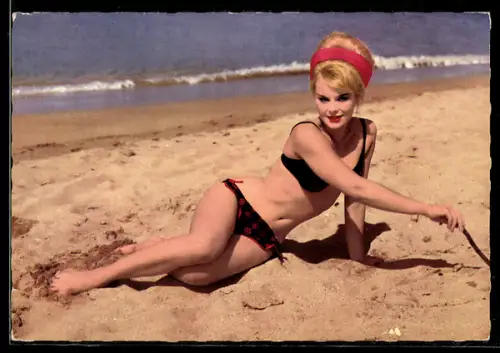 AK Schauspielerin Elke Sommer liegt im schwarzen Bikini am Strand