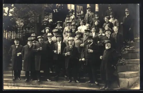 Foto-AK Bad Nenndorf, Gruppenfoto auf der Treppe vor dem Kergässle 1914