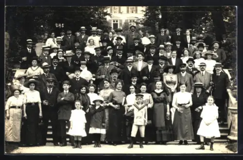 AK Bad Nenndorf, Gruppenaufnahme auf der Treppe vor Gebäude