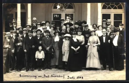 AK Bad Nenndorf, Gruppenaufnahme vor Gebäude Juli 1913