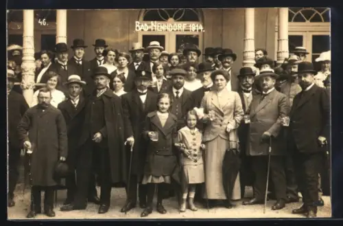 AK Bad Nenndorf, Gruppenaufnahme vor einem Haus 1914