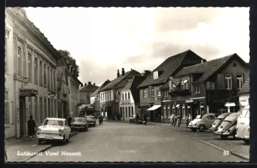 AK Varel, Neue Strasse, Strassenansicht mit Hotel und Geschäften
