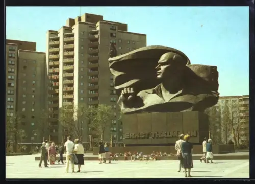 AK Berlin, Ernst-Thälmann-Park, Ernst-Thälmann-Denkmal, Wohnhäuser