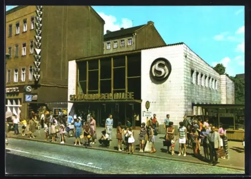 AK Berlin-Prenzlauer Berg, S-Bahnhof Schönhauser Allee, Strassenansicht, Passanten