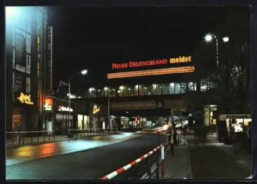 AK Berlin, Bahnhof Friedrichstrasse, Nachtaufnahme, Neues Deutschland Leuchtreklame