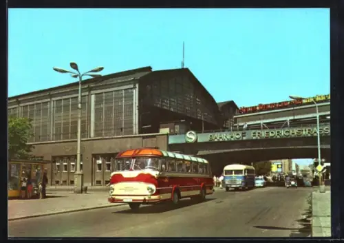 AK Berlin, S-Bahnhof Friedrichstrasse, Strassenansicht mit Omnibussen