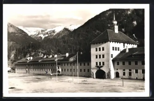 Foto-AK Krün b. Mittenwald, Kaserne mit flagge