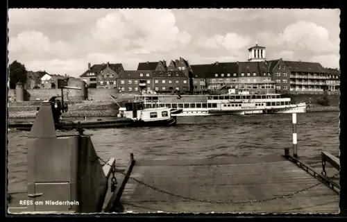 AK Rees am Niederrhein, Passagierschiff Westmark am Ufer, davor Gütermotorschiff
