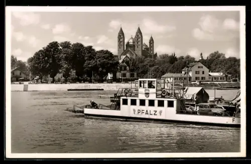 AK Speyer a. Rhein, Fährschiff Pfalz mit Speyerer Dom im Hintergrund