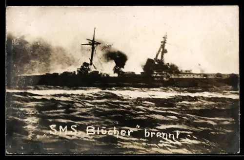 AK Grosser Kreuzer S.M.S. Blücher in Brand während der Seeschlacht auf der Doggerbank 24.1.1915, Kriegsschiff