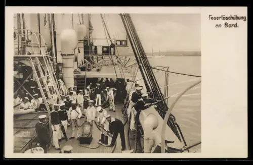 AK Matrosen der Kaiserlichen Marine bei Feuerlöschübung an Bord eines Kriegsschiffes