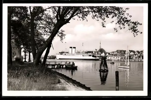 AK Travemünde, Fährschiff Drottning Victoria an der Kaimauer