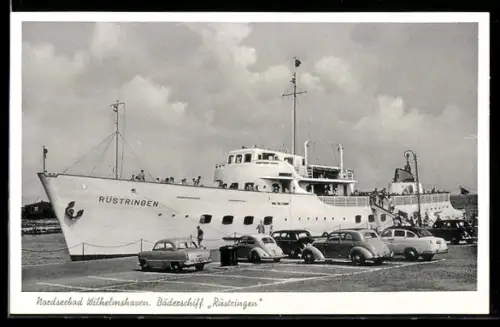 AK Passagierschiff Rüstringen an der Kaimauer in Wilhelmshaven, Autos auf dem Parkplatz