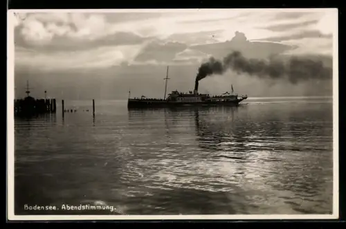 AK Dampfer Koenigin Charlotte nähert sich einem Bodensee-Hafen