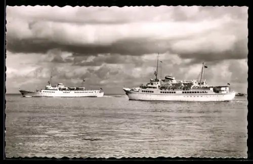 AK Passagierschiffe Bunte Kuh und Wappen Hamburg auf hoher See