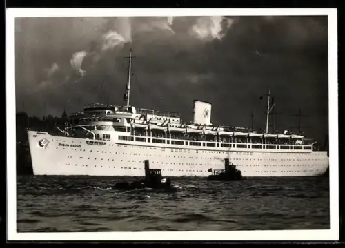 AK KDF-Passagierschiff Wilhelm Gustloff von Backbord gesehen,  am Schornstein