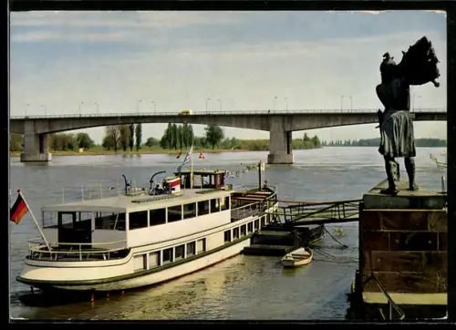 AK Motorschiff Nibelung neben dem Hagendenkmal vor der der Nibelungenbrücke in Worms a. Rhein