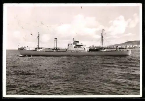 AK Ubena in Fahrt vor der Küste, Handelsschiff